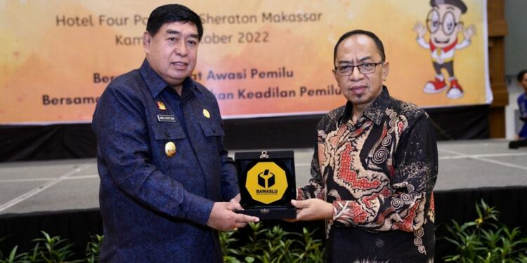 Sekda Provinsi Sulsel, Abdul Hayat Gani (kiri) dan Ketua Bawaslu Sulsel, Arumahi