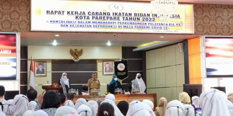 Wali Kota Parepare, Dr HM Taufan Pawe membuka resmi Rapat Kerja Cabang Ikatan Bidan Indonesia (IBI) Kota Parepare 2022 di Auditorium BJ Habibie, Rumah Jabatan Wali Kota Parepare, Selasa (18/10/2022).