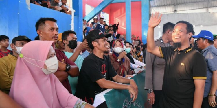 Gubernur Sulawesi Selatan, Andi Sudirman Sulaiman menyaksikan langsung pertandingan cabang olahraga Voli Pekan Olahraga Provinsi (PORPROV) Sulsel XVII Tahun 2022 di GOR Matajang, Kabupaten Bulukumba, Ahad (23/10/2022).