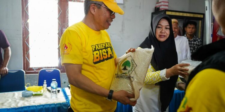 Taufan Pawe menyempatkan menemui simpatisan Partai Golkar di Desa Kampala, Kecamatan Sinjai Timur, Kabupaten Sinjai, Ahad (23/10/2022).