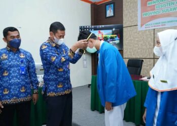 Sub koordinator Asuhan dan Bina Keperawatan Harfah, S.ST, S.Kep, Ns dan Sub Koordinator Penyusunan Program dan monev Muh. Idris Sulo, SKM menerima  34  mahasiswa Politeknik kesehatan Makassar  yang akan melaksanakan praktik klinik di RSUD Andi Makkasau Parepare, Senin (17/10/2022).