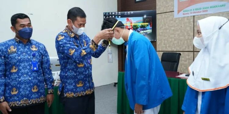 Sub koordinator Asuhan dan Bina Keperawatan Harfah, S.ST, S.Kep, Ns dan Sub Koordinator Penyusunan Program dan monev Muh. Idris Sulo, SKM menerima  34  mahasiswa Politeknik kesehatan Makassar  yang akan melaksanakan praktik klinik di RSUD Andi Makkasau Parepare, Senin (17/10/2022).