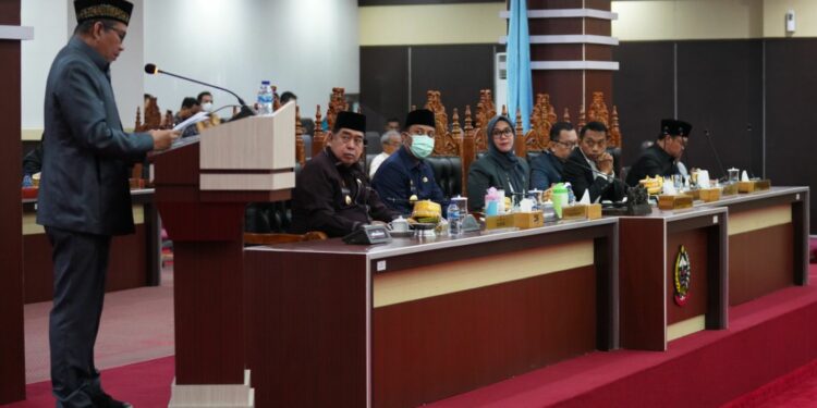 Ketua Tim Banggar DPRD Sulsel, Irwan Hamid pada Rapat Paripurna DPRD Sulsel dengab agenda Persetujuan Bersama Gubernur dan DPRD Sulsel terhadap Rancangan Peraturan Daerah Provinsi Sulawesi Selatan tentang Perubahan APBD Tahun Anggaran 2022 dalam Rapat Paripurna DPRD Sulsel, Jumat malam (30/9/2022).