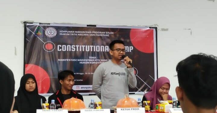 Himpunan Mahasiswa Program Studi (HMPS) Hukum Tata Negara (HTN) Fakultas Syariah dan Ilmu Hukum Islam (Fakshi) IAIN Parepare menggelar pembukaan Constitutional Camp di Gedung Fakshi, Jumat (14/10/2022).