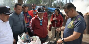 Akmal Malik saat melihat dari dekat usaha pembakaran arang di Polman. --Foto : Dok Pemprov Sulbar--