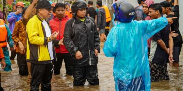 Kunjungi Titik Banjir, Taufan Pawe Minta BPBD Siaga 24 Jam Evakuasi Warga