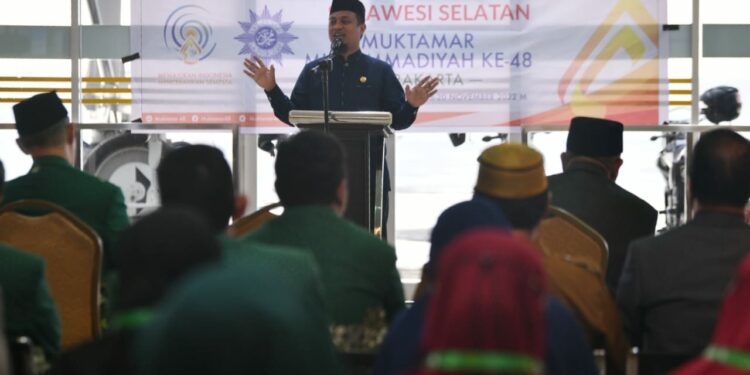 Gubernur Sulsel, Andi Sudirman Sulaiman melepas secara resmi peserta dan penggembira Muktamar Muhammadiyah & Aisyiyah Ke-48 ke Kota Solo, Jawa Tengah, di Pelabuhan Soekarno Hatta Makassar, Senin (14/11/2022).