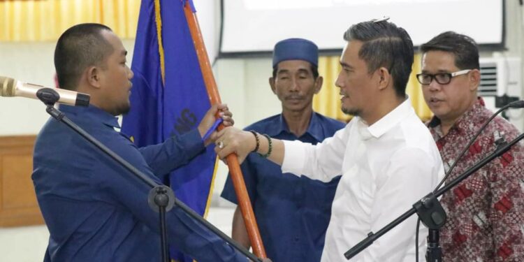 Ketua PWI Provinsi Sulawesi Selatan, Agus Salim Alwi Hamu melantik Ketua PWI Kabupaten Pinrang, Muhammad Nur di di Ruang Aula Kantor Bupati Pinrang, Selasa (15/11/2022).