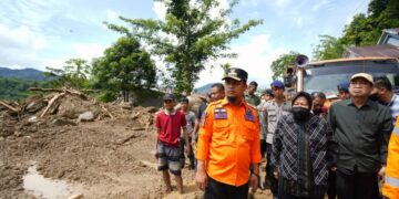 Tinjau Titik Longsor di Gowa, Mensos Sarankan Pemprov Tanam Pohon Bambu