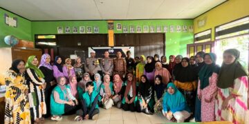 Mahasiswa KPM Institut Agama Islam Negeri (IAIN) Parepare Posko 19 Desa Makkawaru, Kecamatan Mattirobulu berfoto bersama aparat setempat.