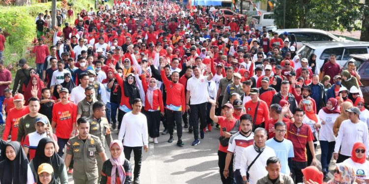 Sekitar 10 ribu masyarakat Kabupaten Gowa sangat antusias mengikuti jalan santai Sulsel Anti Mager di Lapangan Secata, Malino, Kabupaten Gowa, Sabtu (5/11/2022)