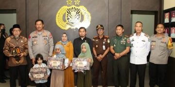 Kunker ke Polres Parepare, Kapolda Sulsel Serahkan Tali Asih dan Bansos
