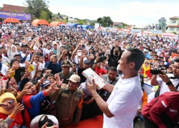 Jalan Sehat Anti Mager di Selayar, Gubernur Sulsel Bagikan Bibit Jeruk Keprok