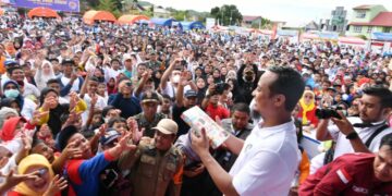 Jalan Sehat Anti Mager di Selayar, Gubernur Sulsel Bagikan Bibit Jeruk Keprok
