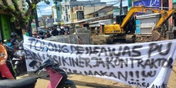 Progres Pengerjaan Jalan Antang Lambat, Warga Bentang Spanduk Evaluasi Kontraktor