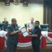 Wawali Parepare, H. Pangeran Rahim (Kiri) menerima Propemperda dari Wakil Ketua I DPRD Parepare, H. Tasming Hamid , di  ruangan rapat paripurna lantai 3 Kantor DPRD Parepare, Selasa (22/11/2022) sore.