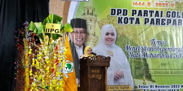 Ketua DPD II Golkar Parepare, Hj. Erna Rasyid Taufan memberi sambutan dalam peringatan Maulid Nabi Muhammad SAW 1444 H/2022 M, di Gedung Islamic Center, Jl. H. Agussalim No. 63, Kota Parepare Selasa (1/11/2022) malam.