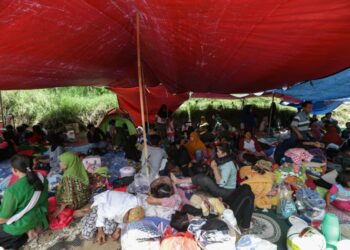 Warga di Kampung Cibeureum Kaler, Desa Cibeureum, Kecamatan Cugenang, Kabupaten Cianjur, Jawa Barat, mengungsi di tenda darurat dampak gempa bumi di Cianjur, Selasa (22/11/2022). Foto: Kompas.com