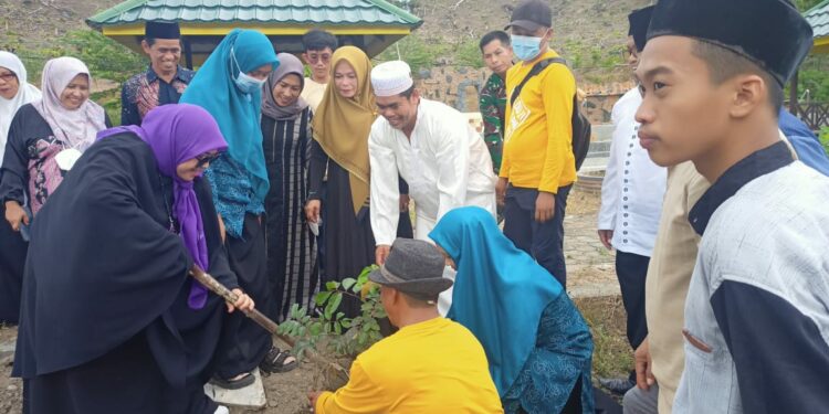 Ketua Tim Penggerak (TP) PKK Kota Parepare, Erna Rasyid Taufan melaunching kampung buah di Embung Marilaleng, Lappa' Anging, Kelurahan Watang Bacukiki, Kecamatan Bacukiki, Kota Parepare, Sabtu (12/11/2022).