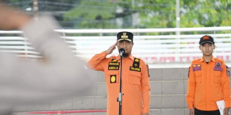 Gubernur Sulawesi Selatan, Andi Sudirman Sulaiman memimpin Apel Gelar Pasukan Kesiapsiagaan Penanganan Bencana Alam dan Pengecekan Peralatan SAR di Sulsel Tahun 2022 di Lapangan Karebosi, Jumat (18/11/202).