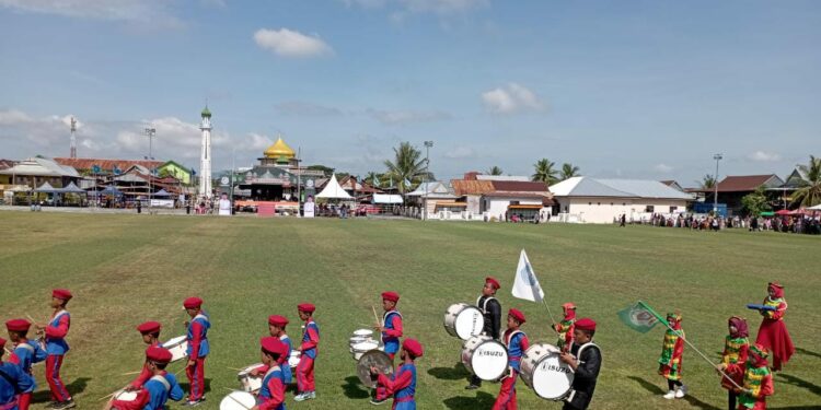 Pawai Ta'aruf digelar dalam rangka memeriahkan Seleksi Tilawatil Qur'an dan Hadits (STQH) ke-XXXIII, Kementerian Agama (Kemenag) Kabupaten Sidrap di  Lapangan M Djunaidi Hamzah, di Desa Polewali, Kecamatan Tellu Limpoe Teteaji, Kamis (3/11/2022).