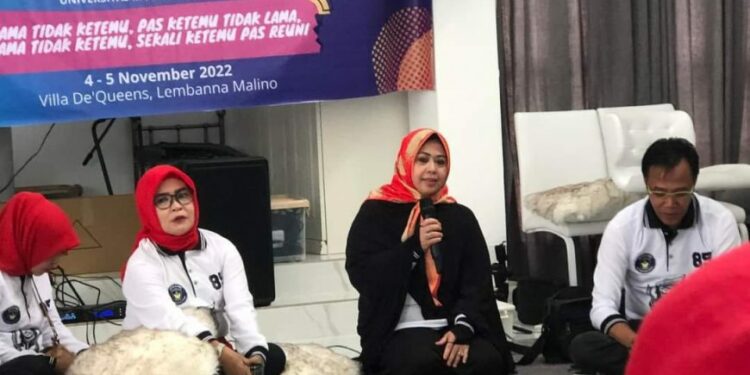 Ketua TP PKK Kota Parepare, Erna Taufan Pawe menghadiri pertemuan alumni angkatan 85 Fakultas Ekonomi dan Bisnis UMI Makassar.