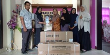 Peduli, Alumni dan Mahasiswa Fikes Umpar Kembali Serahkan Bantuan AC
