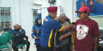 HUT NasDem ke-11, DPD NasDem Parepare Serahkan Seragam Kepada Kader Baru