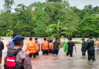 Proses Evakuasi Warga yang Terjebak Banjir di Parepare Dramatis
