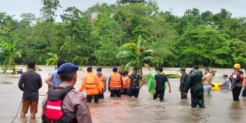 Proses Evakuasi Warga yang Terjebak Banjir di Parepare Dramatis