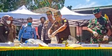 Musnahkan BB, Kejari Pinrang Masak Sabu, Parang dan Tombak Dipotong