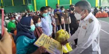 Salurkan Bansos Ke-2394 KPM, Taufan Pawe Dorong Camat dan Lurah Awasi Distribusi