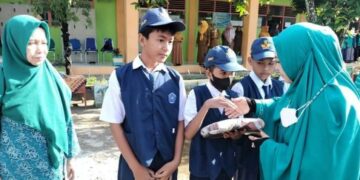 Ke SMP Negri 1 Parepare, Hj Erna Rasyid Beri Penguatan Berbagi Sejak Dini