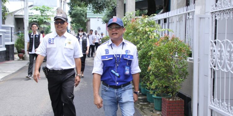 Jajaran Direksi PDAM Makassar turun langsung melakukan penagihan bagi pelanggan yang tertunggak selama dua bulan, Rabu (16/11/2022)