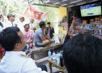 Warga Ajak Gubernur Sulsel Nonton Bareng Usai Resmikan Peroperasian Listrik 24 Jam di Pulau Lae-lae