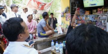 Warga Ajak Gubernur Sulsel Nonton Bareng Usai Resmikan Peroperasian Listrik 24 Jam di Pulau Lae-lae