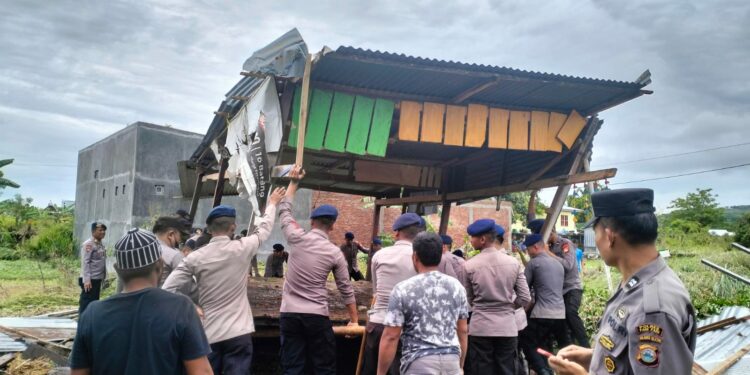 Tim dari Batalyon B Pelopor Brimob Parepare yang berjumlah sekira 30 orang bersama warga mengangkat rumah Ikbal ke tempat awal yang berjarak sekira 100 meter.