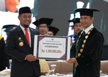 Gubernur Sulsel Serahkan Hibah Rp1,5 Miliar untuk Masjid Agung Sultan Alauddin UIN