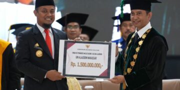 Gubernur Sulsel Serahkan Hibah Rp1,5 Miliar untuk Masjid Agung Sultan Alauddin UIN