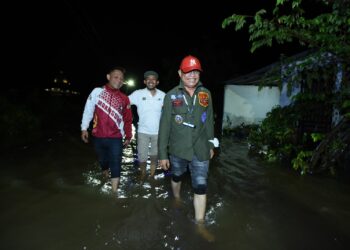 Direktur Utama PDAM Kota Makassar, Beni Iskandar yang juga sebagai Ketua Tim Peduli Bencana, bersama Direktur IPAL, Aiman Adnan mengunjungi tiga posko bencana, Jumat (18/11/2022) malam.