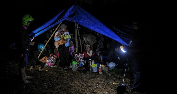 Warga Cianjur korban gempa mengungsi di tenda. Foto: ANTARA FOTO/Raisan Al Farisi