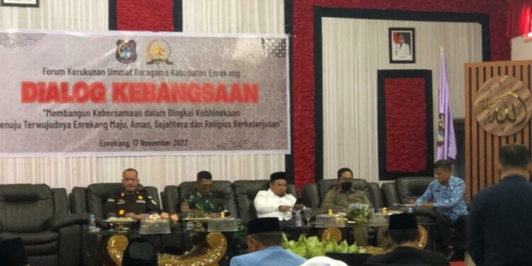 Forum Kerukunan Umat Beragama (FKUB) Kabupaten Enrekang bekerja sama  Pemerintah Kabupaten Enrekang melalui Kesbangpol  menggelar Dialog Kebangsaan di pendopo Rumah Jabatan Bupati Enrekang, Kamis (17/11/2022).