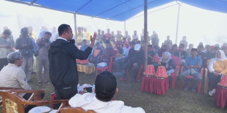 Gubernur Sulawesi Selatan, Andi Sudirman Sulaiman mendengarkan aspirasi masyarakat di Lingkungan Topidi, Kelurahan Bontolerung, Kecamatan Tinggimoncong, Kabupaten Gowa, Jumat (4/11/2022).