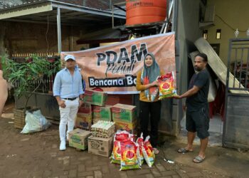 Indira Mulyasari yang juga Direktur Umum PDAM Makassar menyerahkan bantuan kepada salah seorang warga Sudiang, Agus Tolas, Sabtu (19/11/2022)