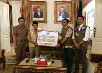 Pemprov Sulsel Serahkan Bantuan Rp500 Juta untuk Korban Gempa di Cianjur