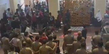 Unjuk Rasa Soal Stadion Mattoanging di Kantor Gubernur Sulsel Diwarnai Kericuhan