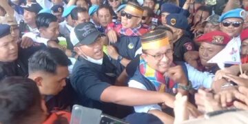 Massa Rela Berdesakan Sambut Kedatangan Anies Baswedan di Makassar