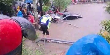 Mobil Avansa Lepas Kendali Hingga Terjun ke Irigasi di Pinrang, Satu Penumpang Hanyut