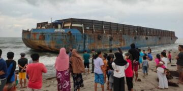 Cuaca Buruk, Kapal Tongkang Pengangkut Batu Bara Terdampar di Lowita