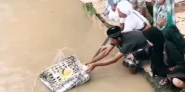 Video Warga Pangkep Turunkan Sesajen ke Sungai Pasca Hujan, Tuai Ragam Tanggapan
